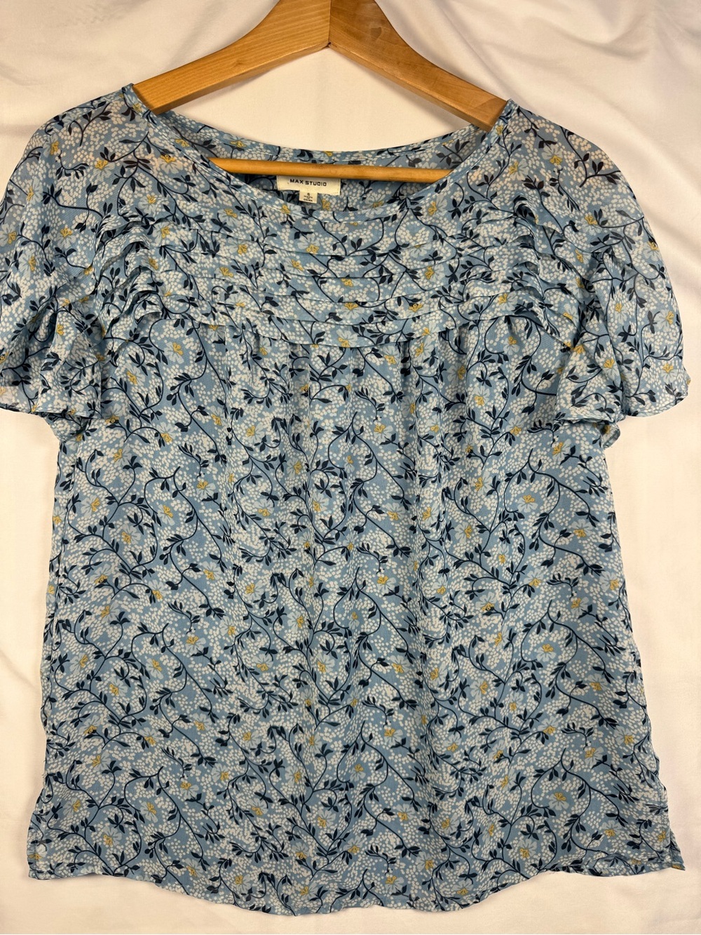 Max Studio Blue Yellow White Floral Pintuck Short Sleeve Blouse SZ Small EUC